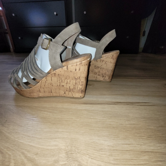 NWT Maurice's Open Toe Strappy Wedge | Size 9.5 Color: gray - Picture 4 of 8